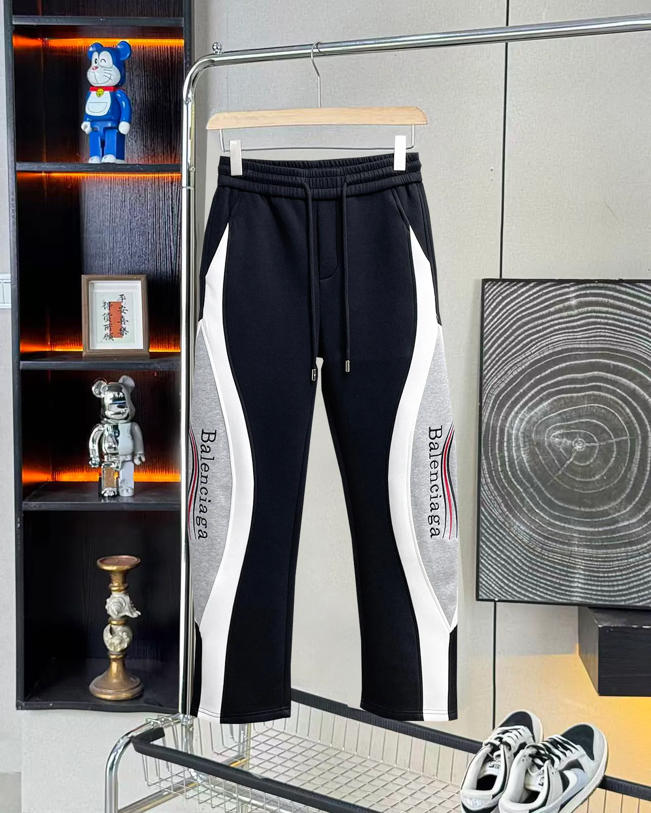 Balenciaga 🆕2026 Autumn and Winter New Arrival Casual Pants! The official website will be released simultaneously. Brand Classic LOGO casual pants, customized fabrics, excellent comfort and strong touch. Highly recognisable, perfect appearance and craftsmanship. Size:M-3XL